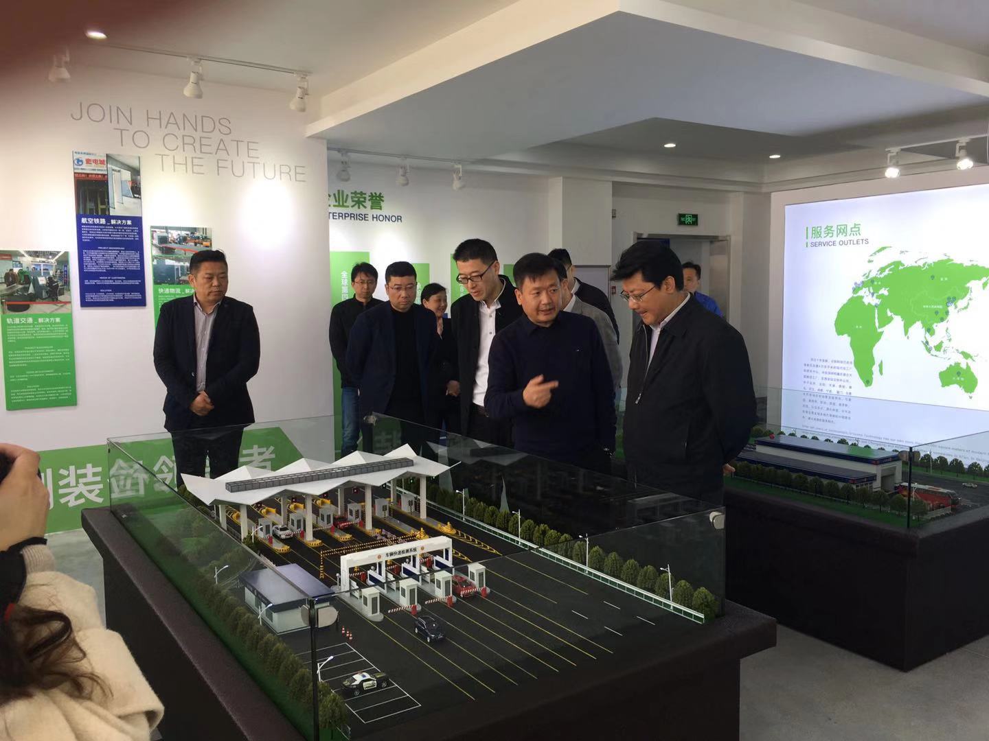 热烈欢迎无锡新吴区委书记王进健率队莅临今年会科技考察