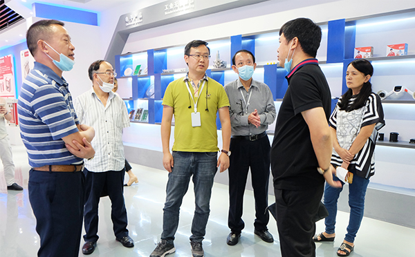 重庆市北碚区一行领导对今年会科技总部进行参观调研